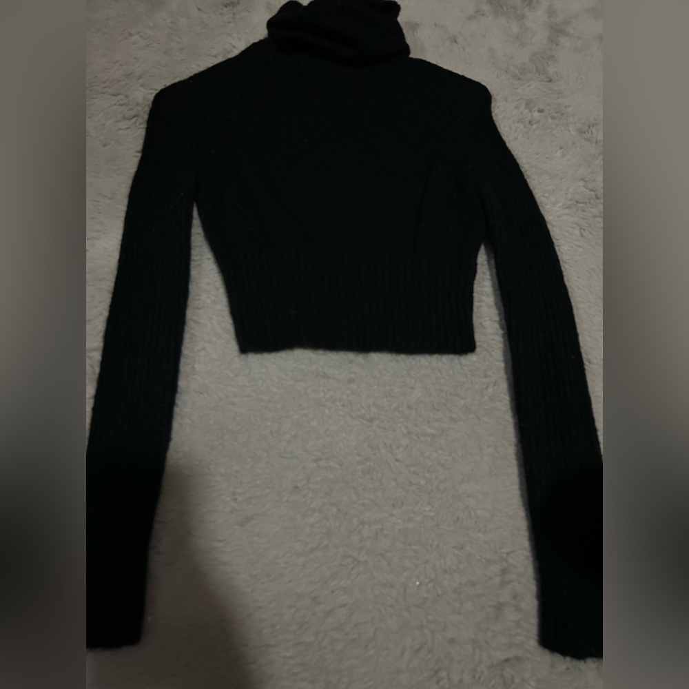 Black long sleeve cropped turtle neck
